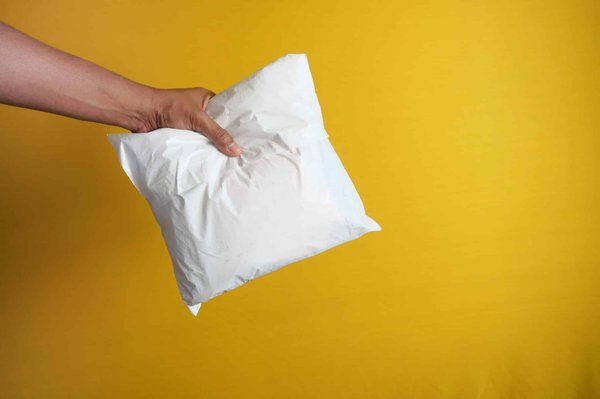 Pourquoi choisir une enveloppe grand format en plastique pour l’expédition de vos colis ?